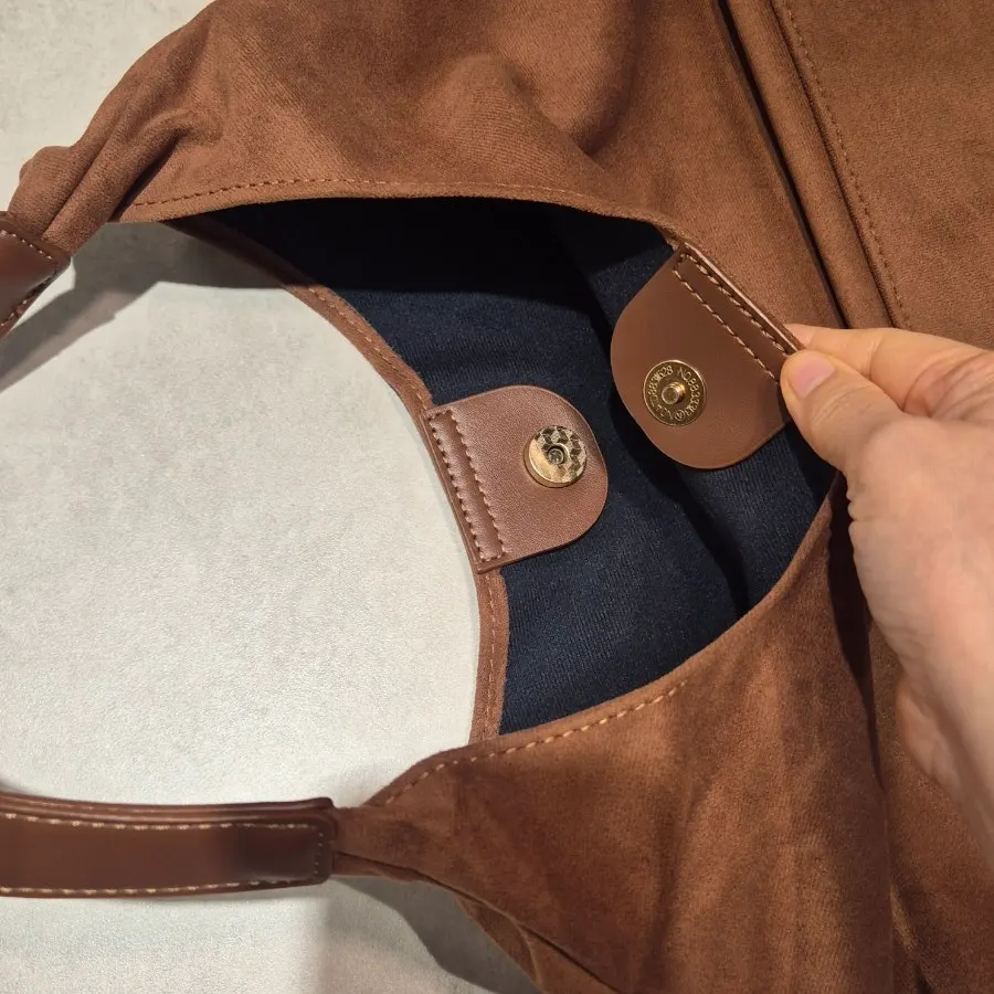 Leather shoulder strap on the Meda Bag shoulder bag