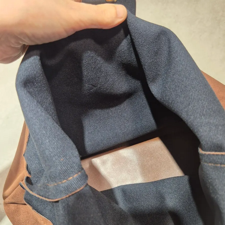 Magnetic closure at the opening of the Meda Bag shoulder bag