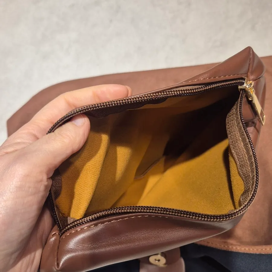 Inside of the Meda Bag shoulder bag finished with a cotton lining