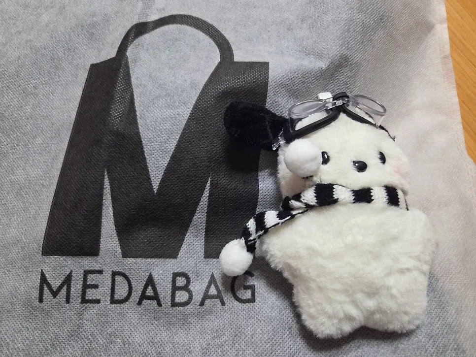 Roomy Meda Bag shoulder bag holding everyday essentials
