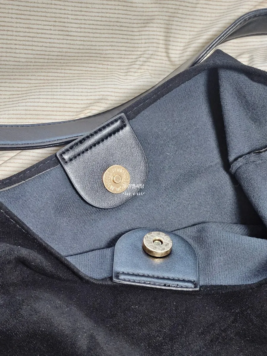 Meda Bag shoulder bag styled with the included keyring