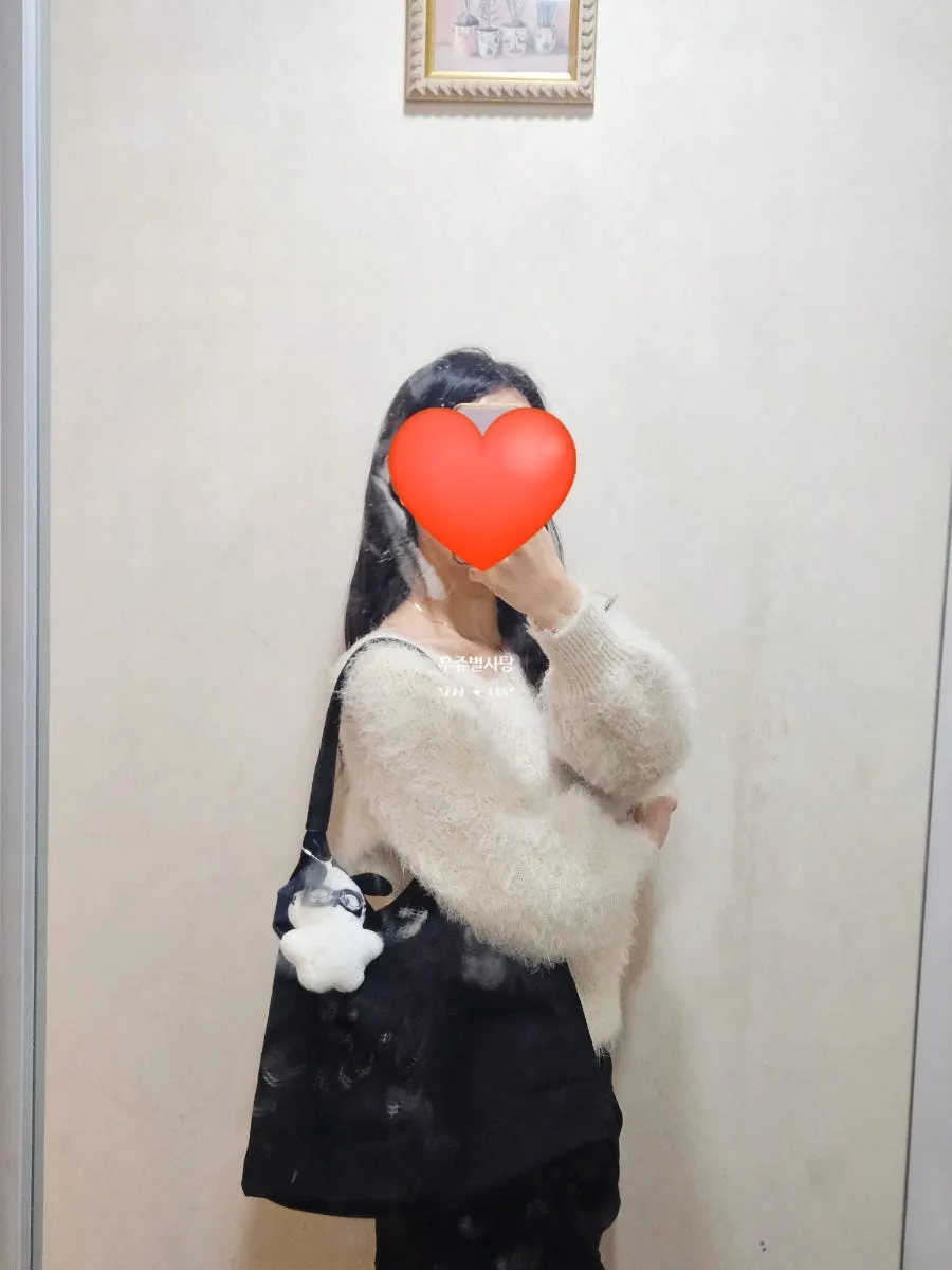 Black Meda Bag shoulder bag worn with its keyring attached