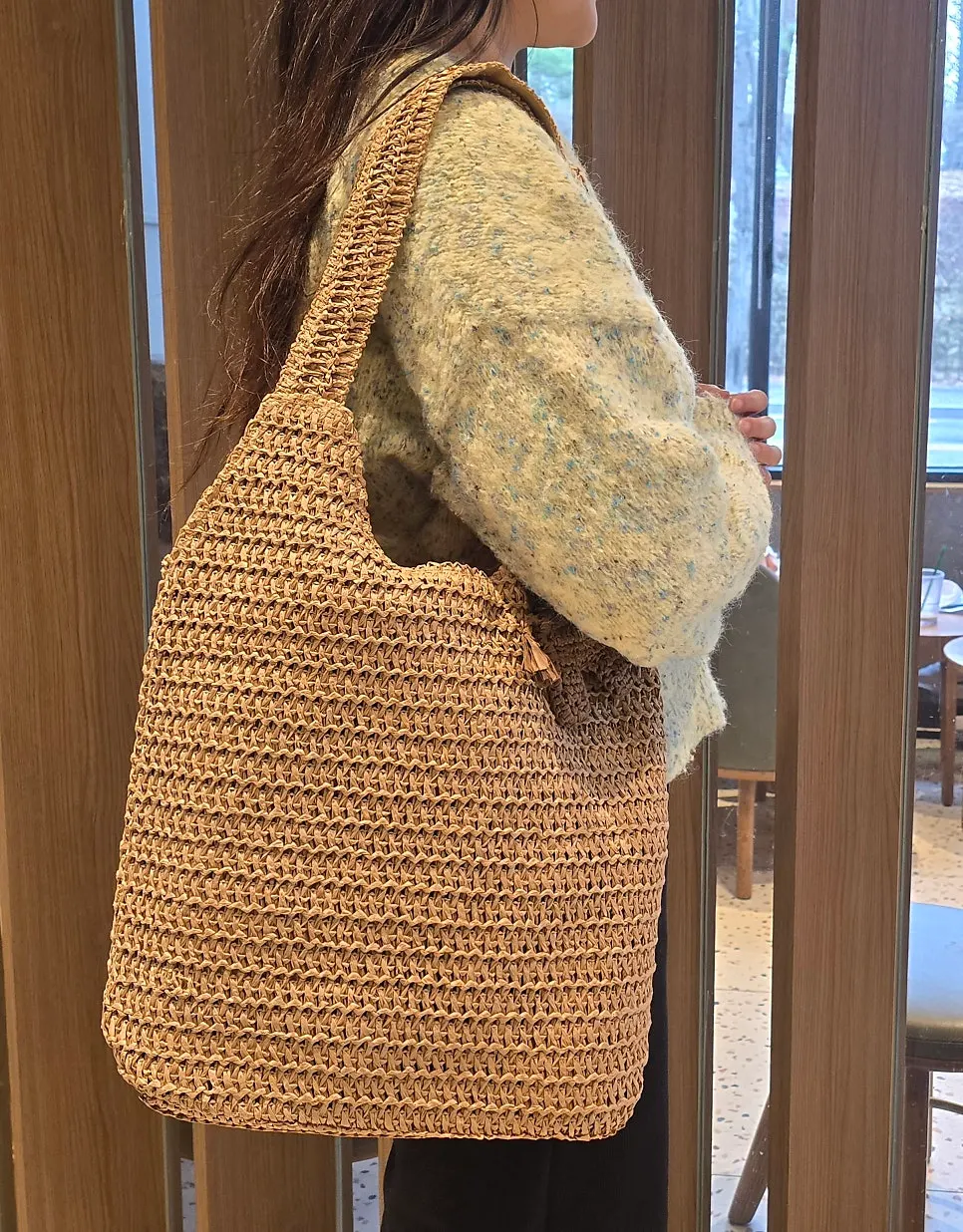 Handle and crochet finishing on the Meda Bag summer shoulder bag