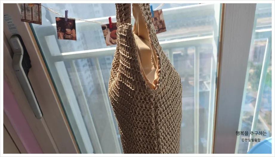 안감과 수납 구조를 살펴본 라탄가방