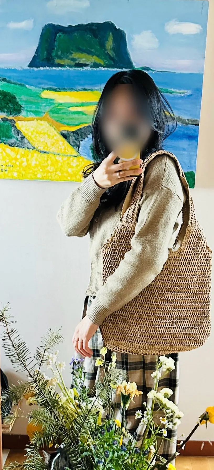 服装に合わせたラタンショルダーバッグ