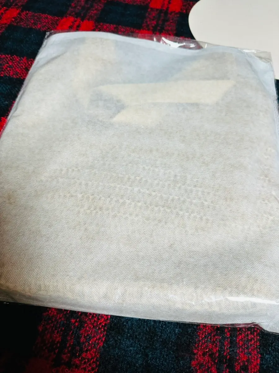 Items included with the rattan shoulder bag