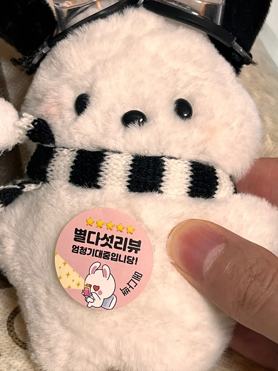 숄더로 착용한 여름 라탄 가방