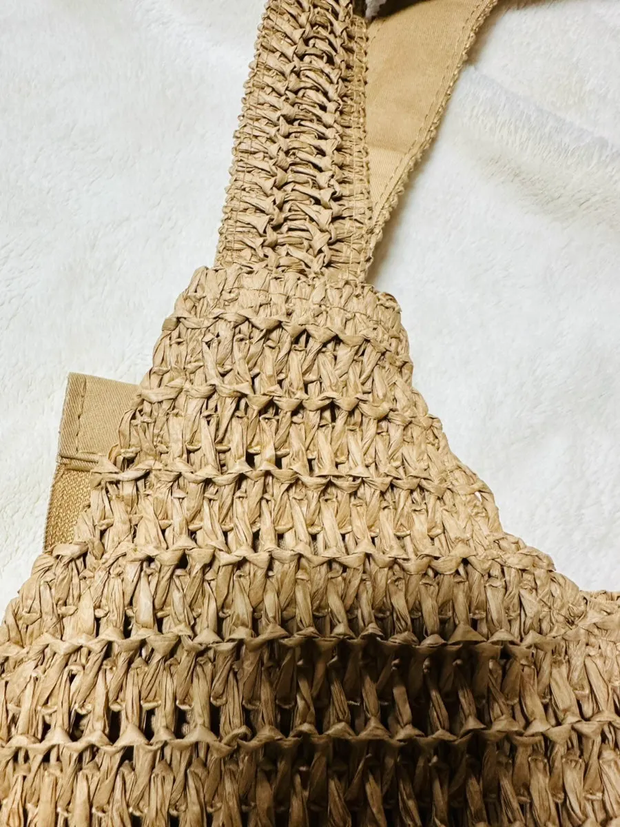 Side shape of the rattan shoulder bag