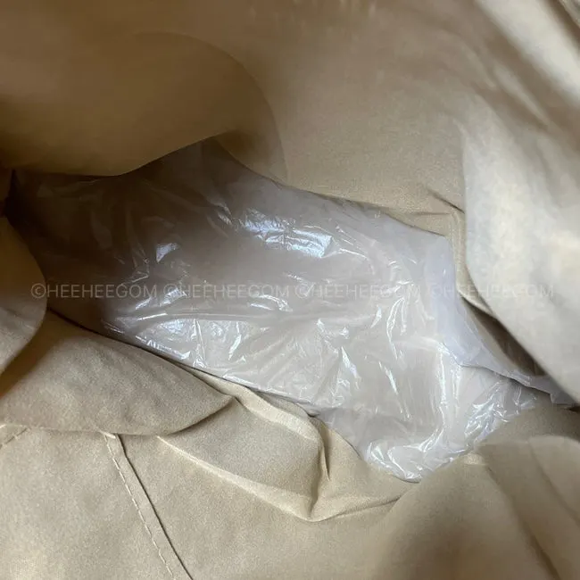 Dual-pocket storage space inside the bag