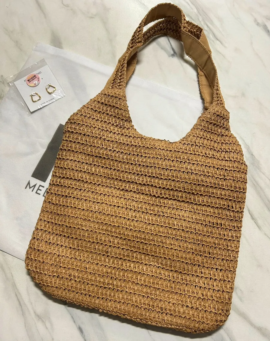 Rattan shoulder bag with a sturdy weave