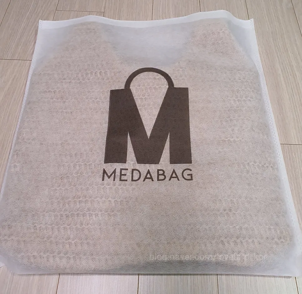 Meda Bag rattan shoulder bag suited to carrying at a resort