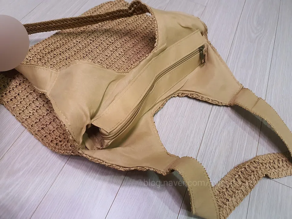 Rattan shoulder bag closed with a zipper