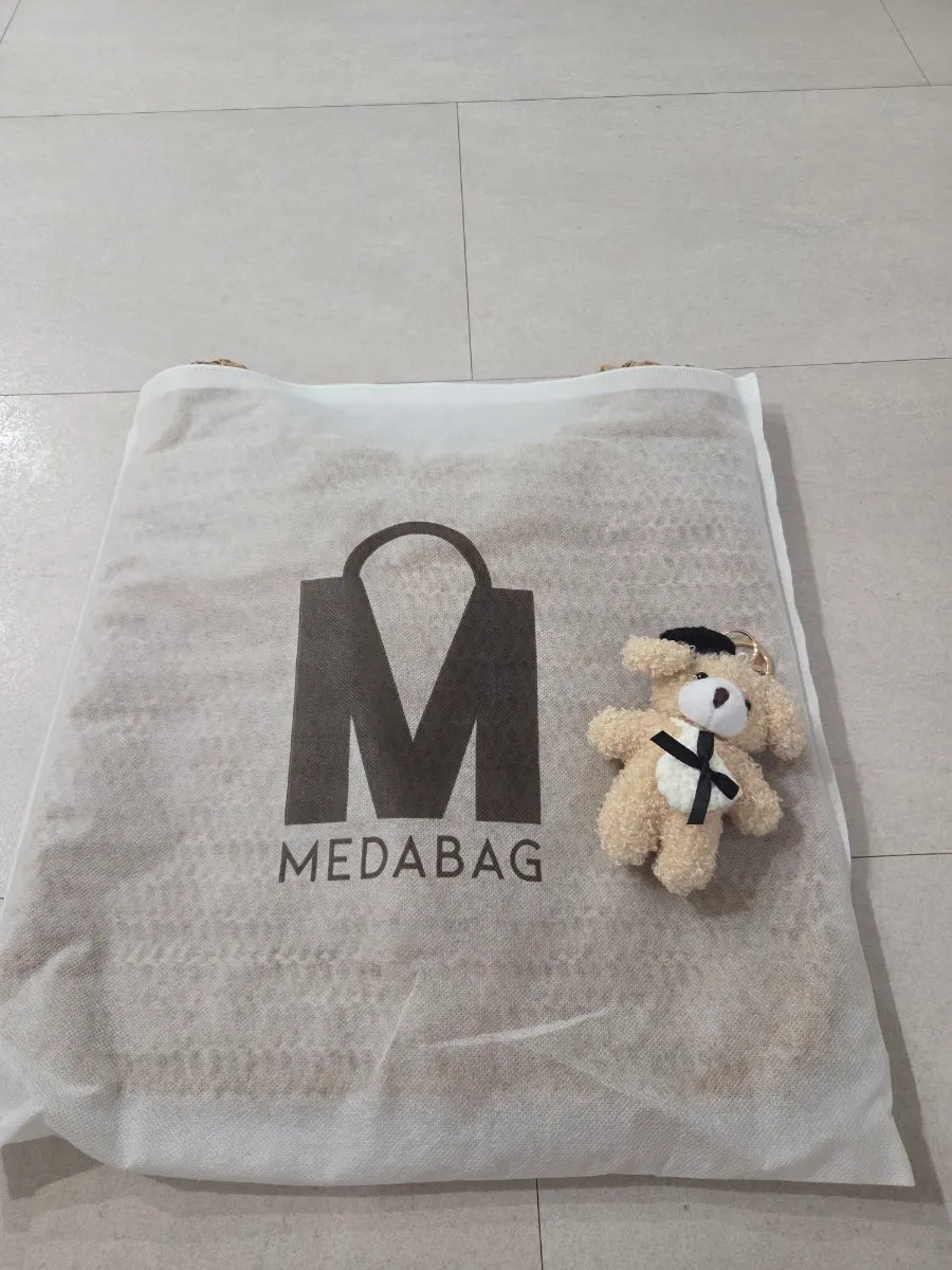 Woven finish of the beige Meda Bag shoulder bag