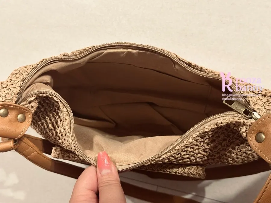 Storage space in the Medabag Large-Capacity Weaving Rattan Bag