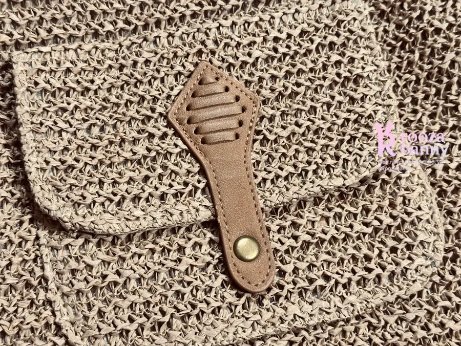Separate front pocket on the Medabag rattan bag