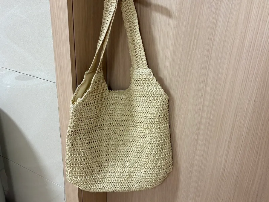 휴양지 분위기에 어울리는 메다백 라탄가방