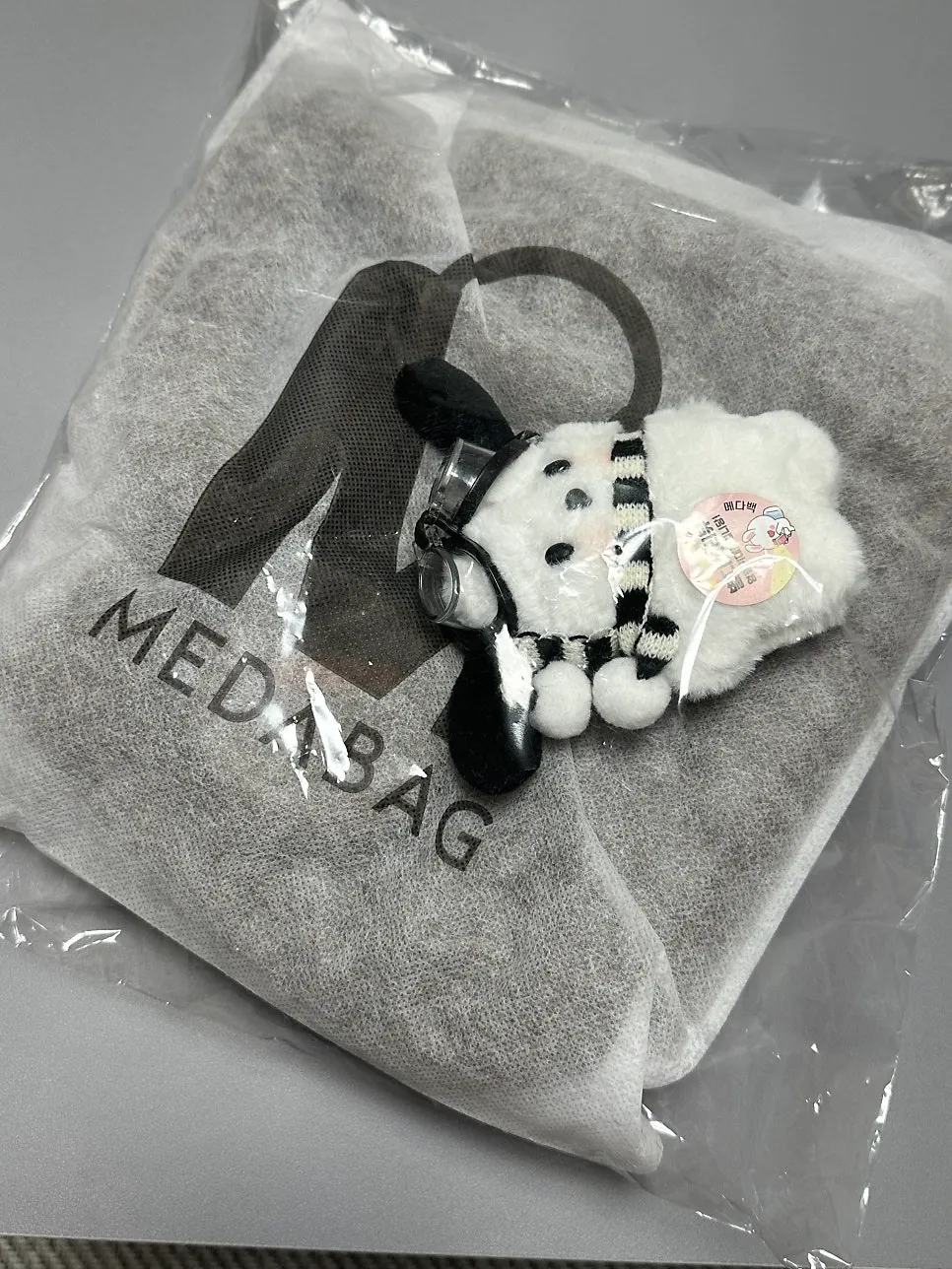 Meda Bag knit bag packaged in plastic and a nonwoven bag