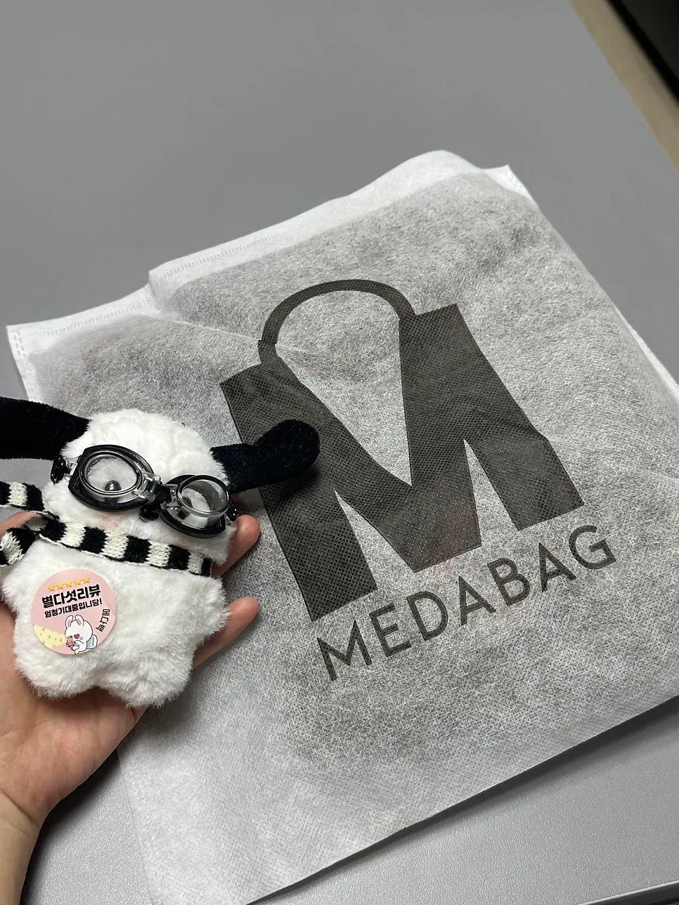 Keyring received with the Meda Bag mini knit bag