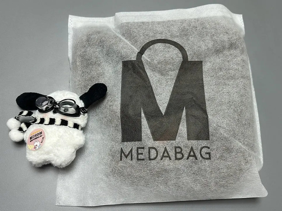 Meda Bag knit bag with the glasses-wearing keyring attached