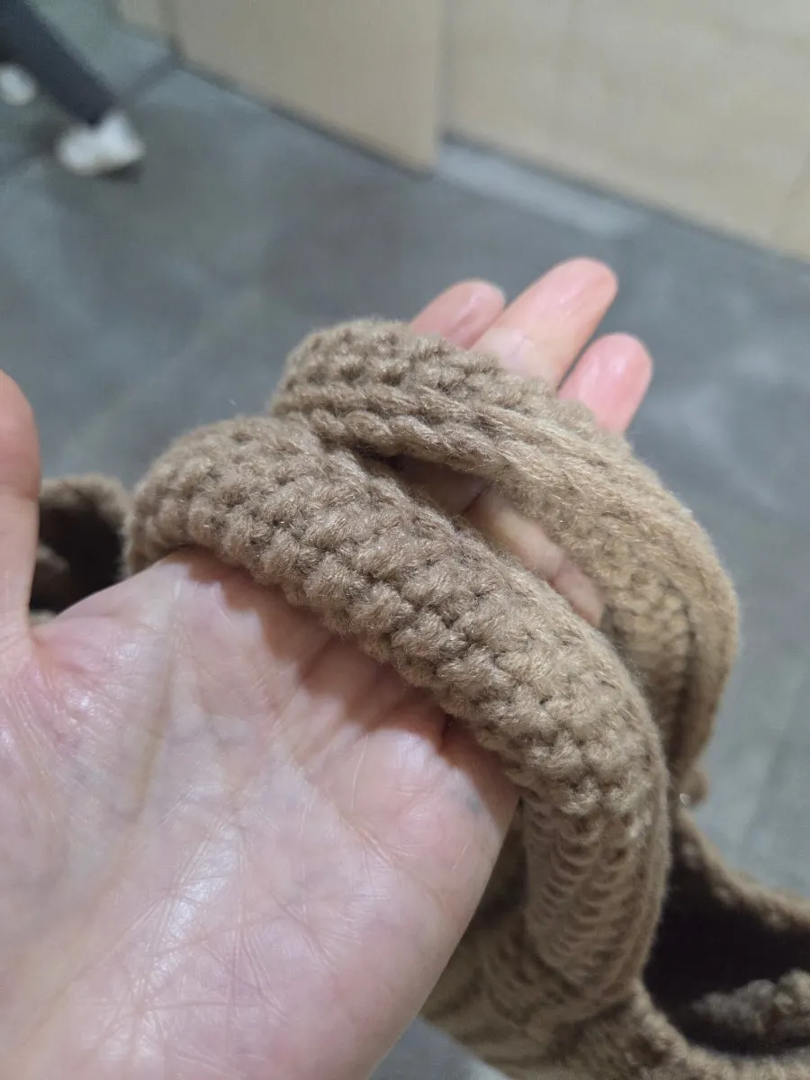 바닥과 손잡이 형태를 보여주는 가방