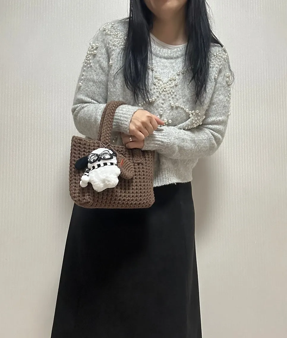 Shape and knit stitch of the Meda Bag mini knit bag