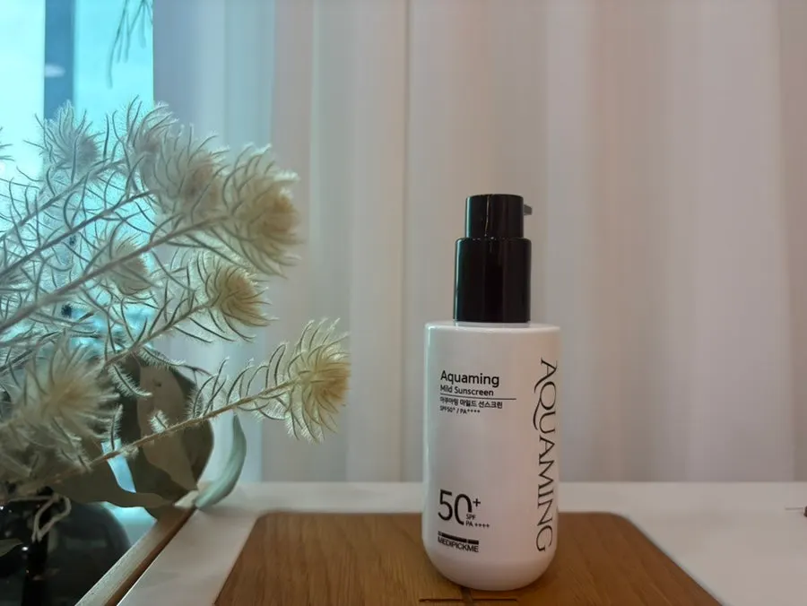 Sunscreen applying naturally on skin