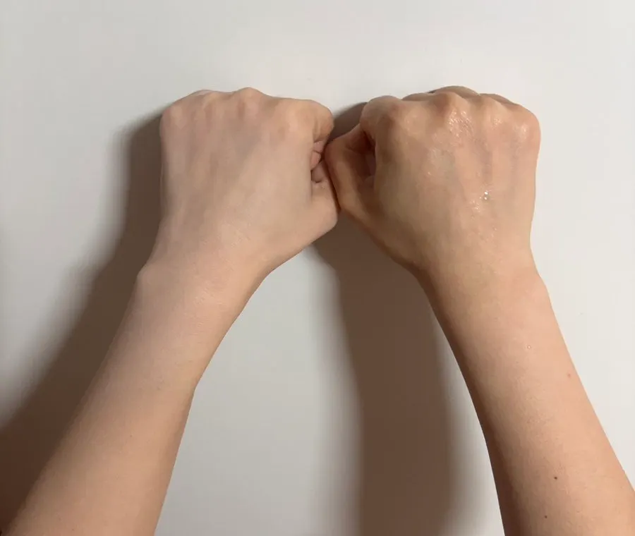 Comparison of a hand with tone-up milk applied and a hand without it