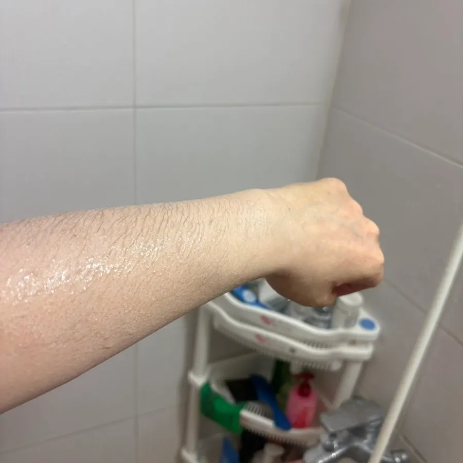 Hand and sponge application comparison