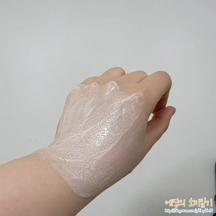 Showing the texture of the tone-up milk