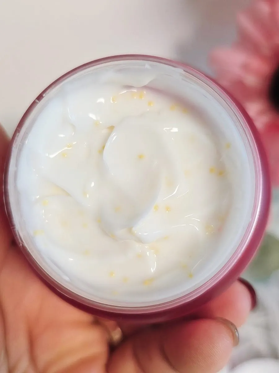 Cream texture with visible yellow capsules