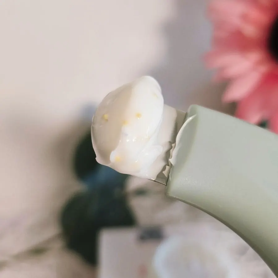Cream packaging with moisturizing ingredient information