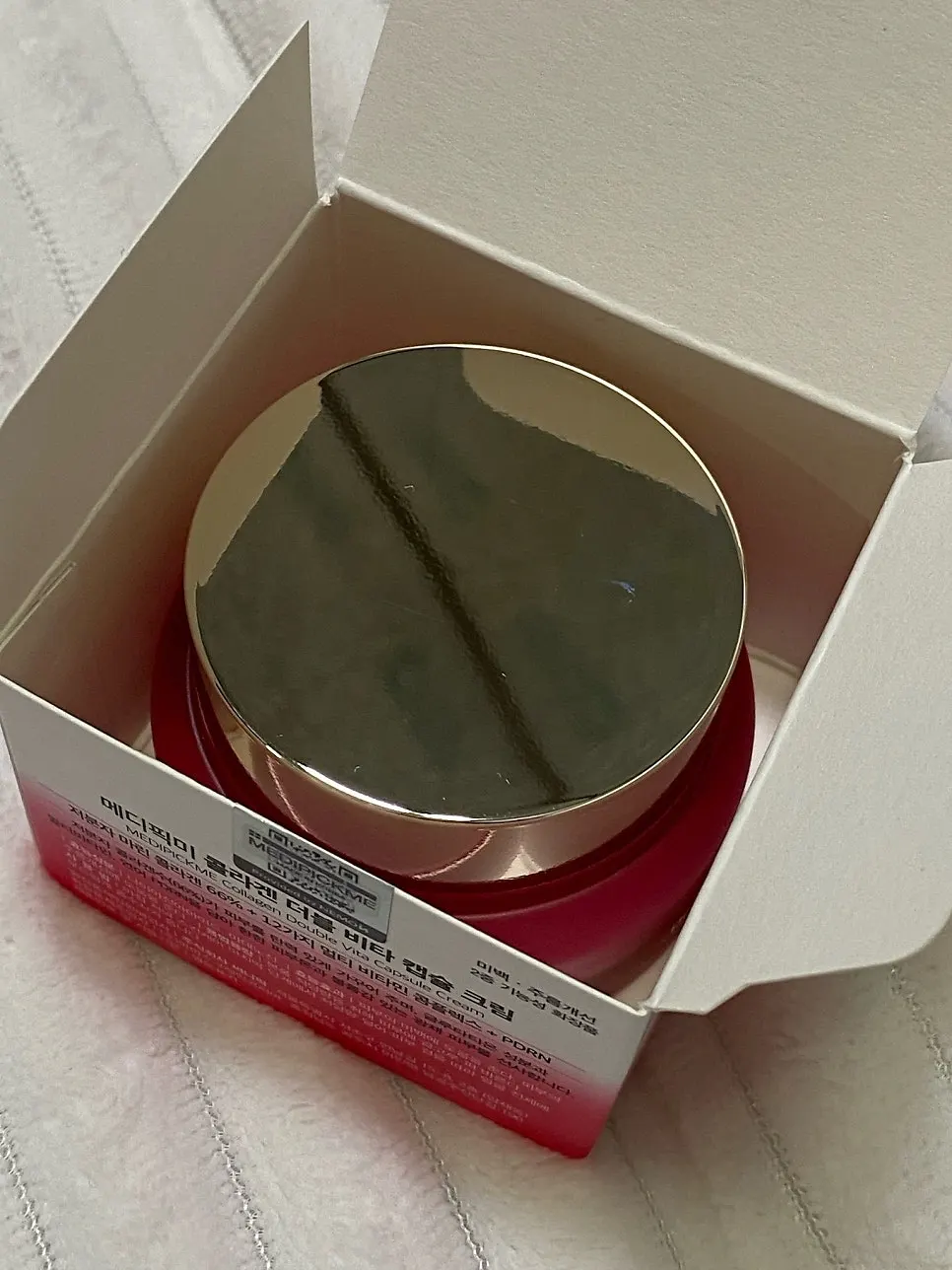 Capsule cream applied like an overnight mask