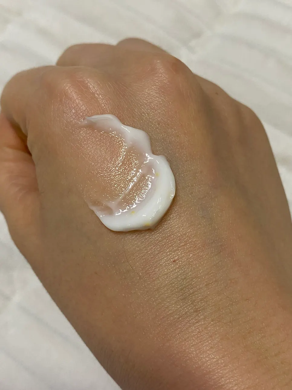 Moisturizing cream with capsule beads