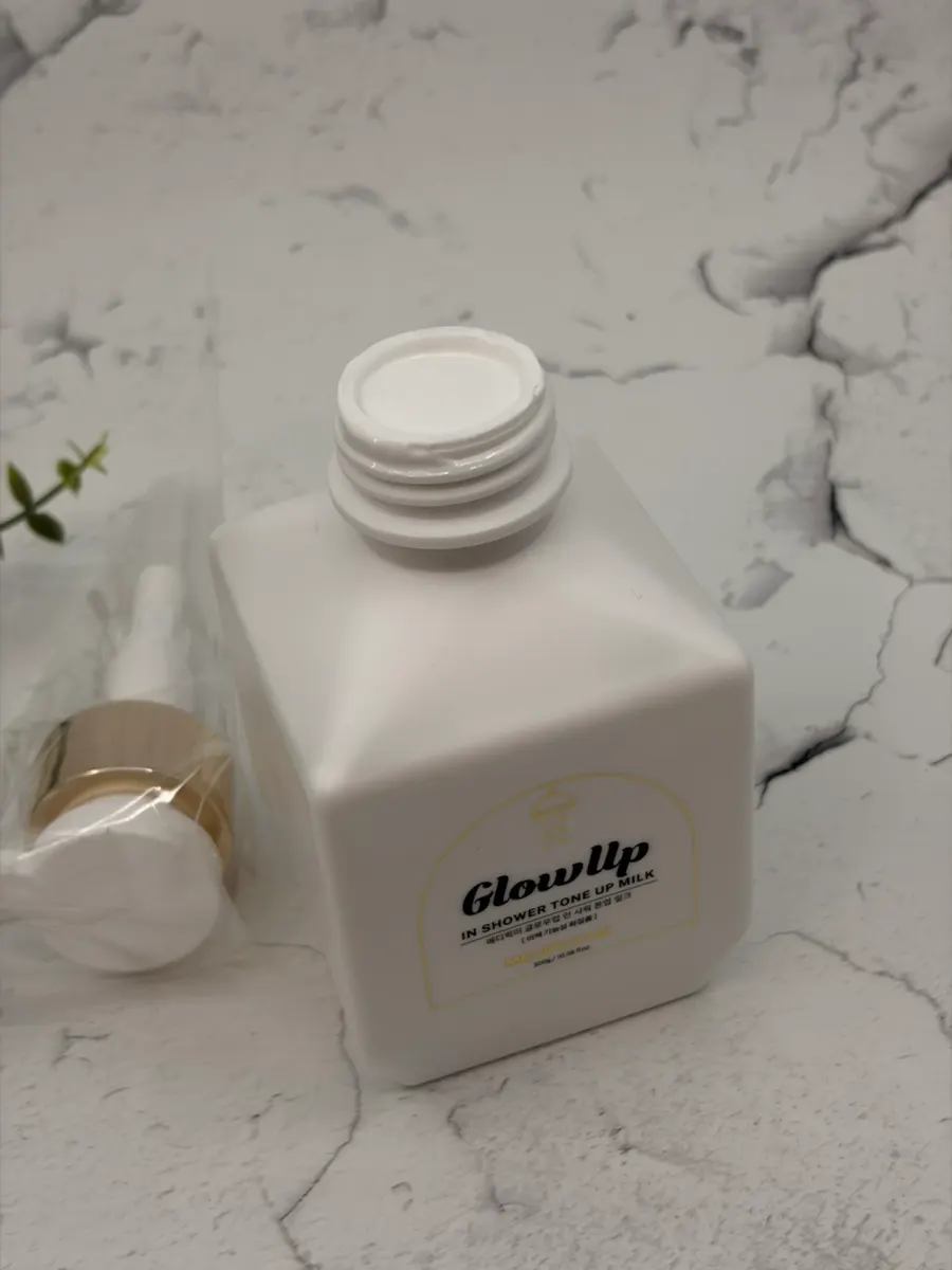 Tone-up milk with separate pump and bottle