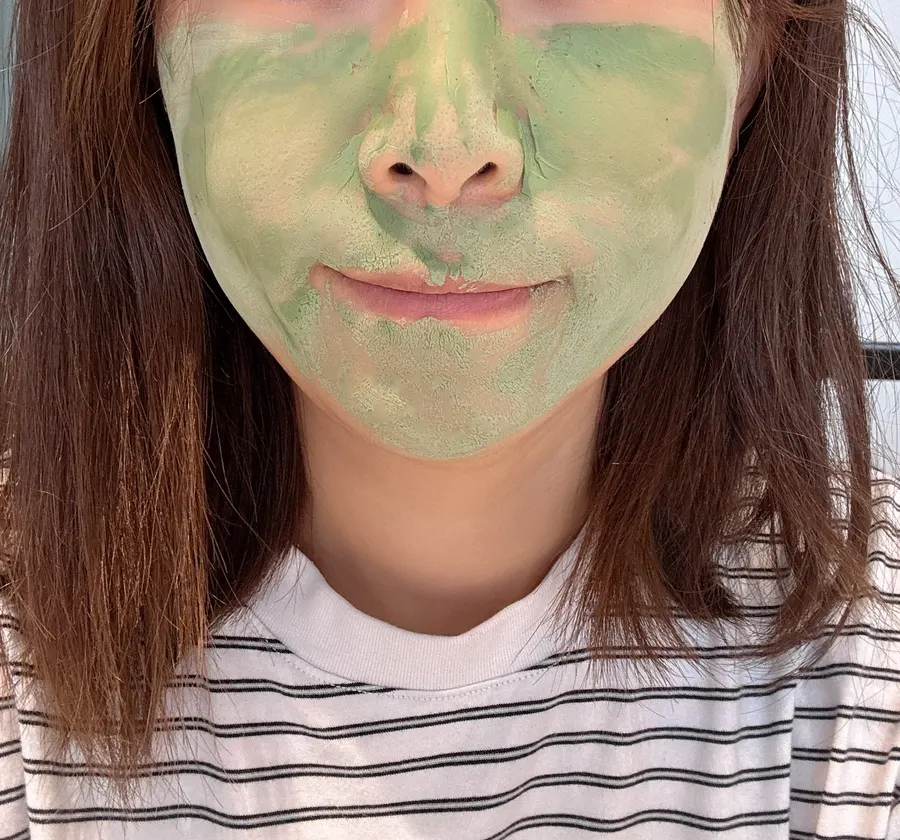 얼굴에 바른 뒤 마르는 모공팩