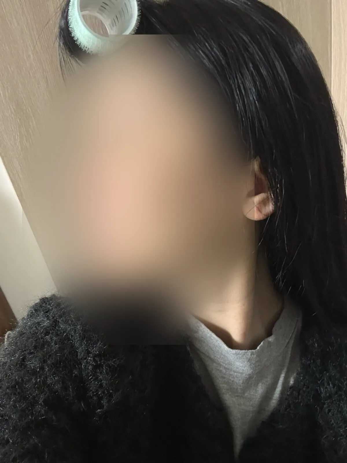 顔にクリームを塗る様子