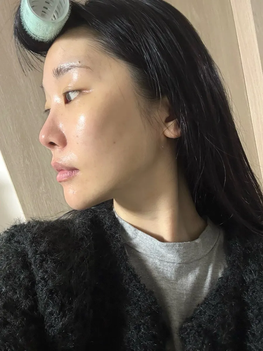 Skin with a dewy appearance after using the cream