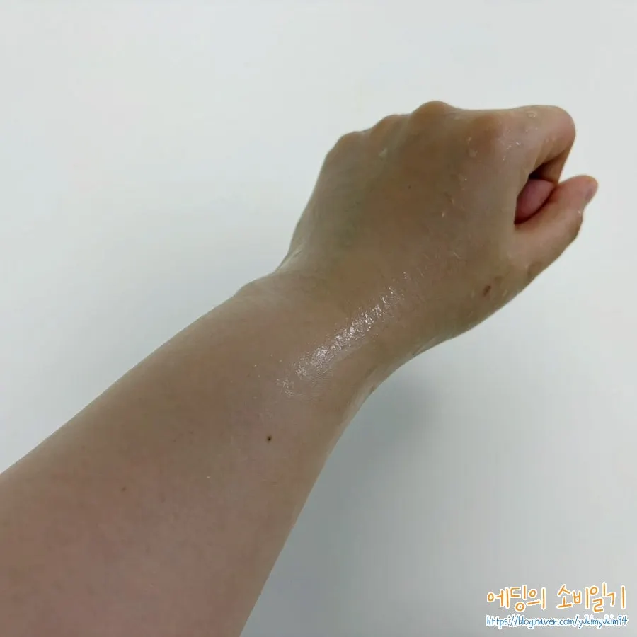팔에 바른 뒤 백탁 없이 스며든 선크림