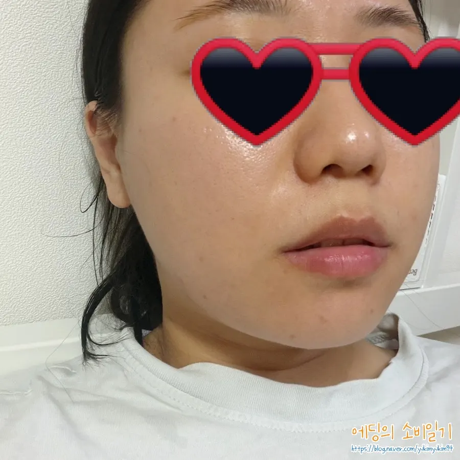 야외활동 전 바디에 선크림 바른 모습