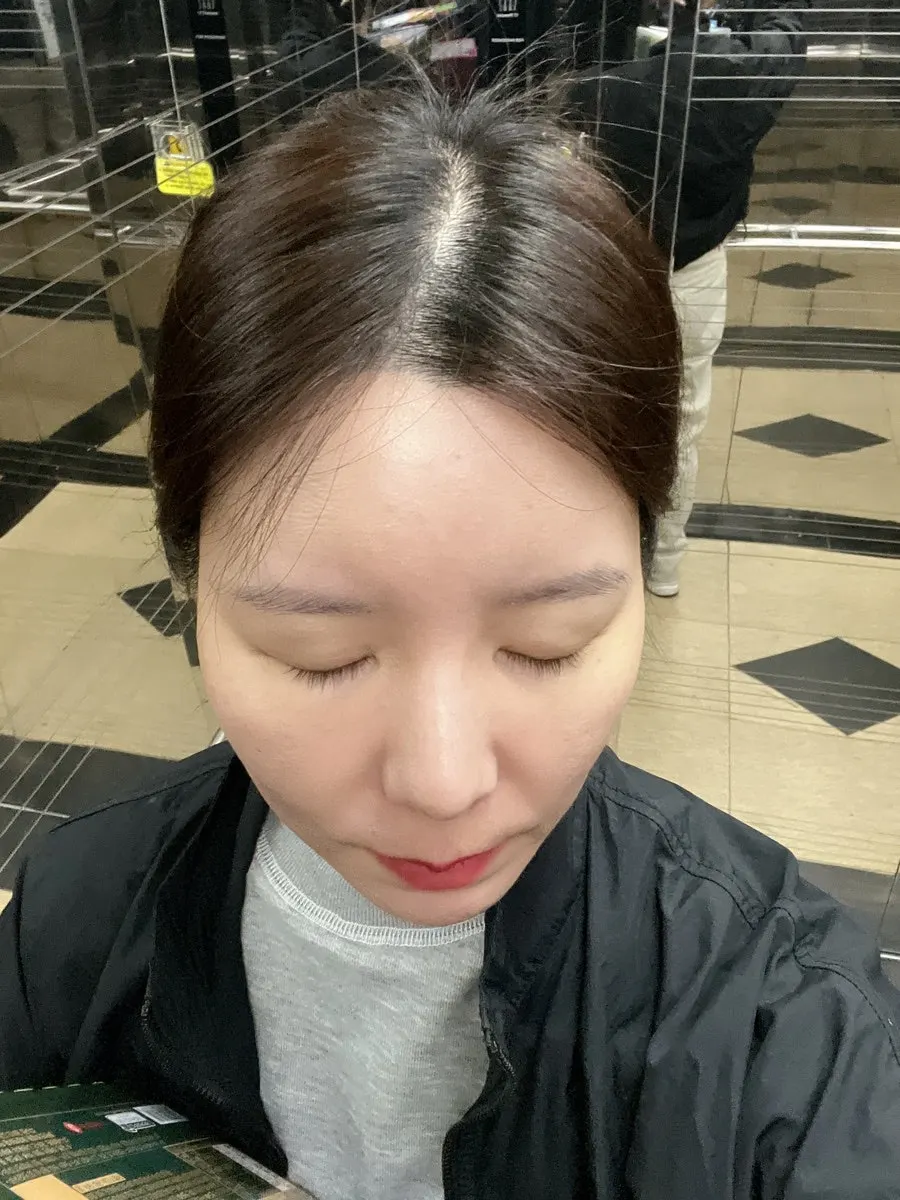 눈가 근처에 바르는 선스크린 모습