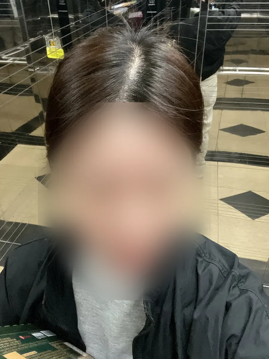目元近くに塗るサンスクリーンの様子