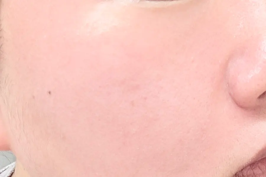 Skin finished with no white cast after applying the sunscreen
