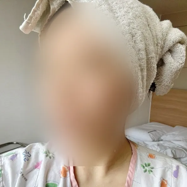 선크림 용기를 들고 있는 모습