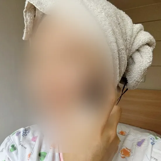 눈가 주변에 선크림 바르는 모습