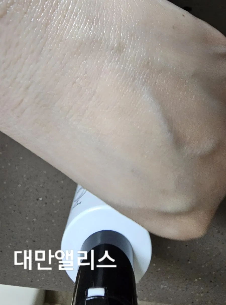 촉촉한 텍스처를 보여주는 선스크린 컷