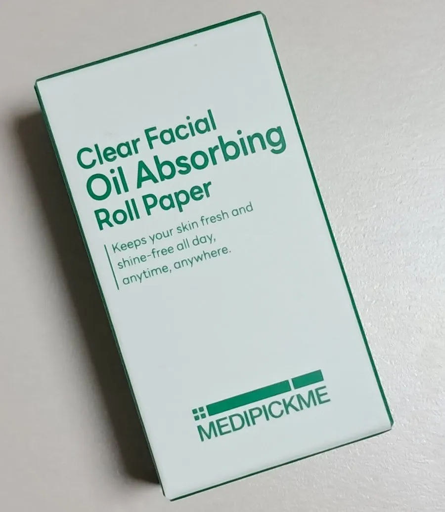 Portable roll-style oil blotting paper