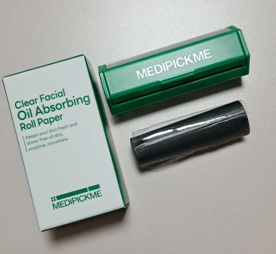 Roll oil blotting paper for makeup touch-ups