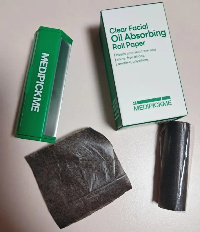 Portable oil blotting paper product and use scene