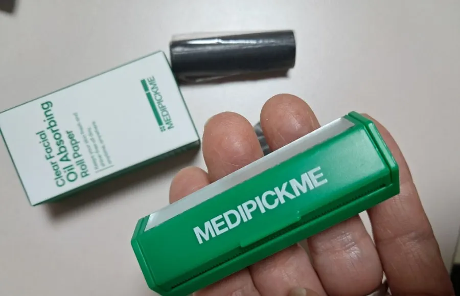 Roll oil blotting paper used for a makeup touch-up