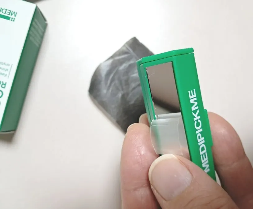 Portable oil blotting paper with a mirror